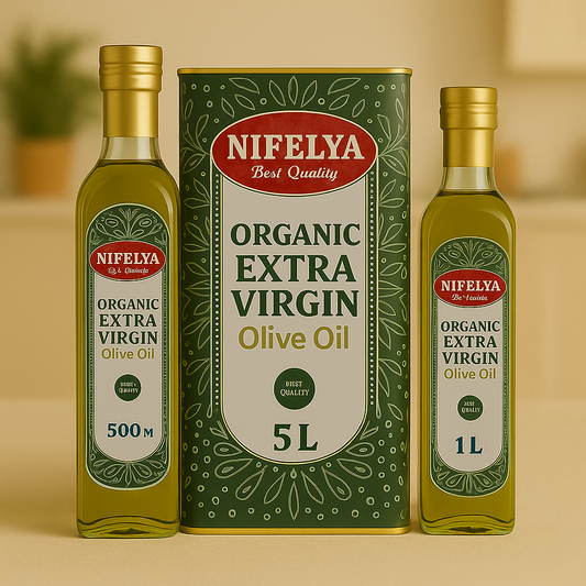 NIFELYA Bio Extra Virgin Olivenöl in 500 ml, 1 l und 5 l Flaschen und Dose, elegant arrangiert vor hellem Hintergrund für hochwertige Produktpräsentation.