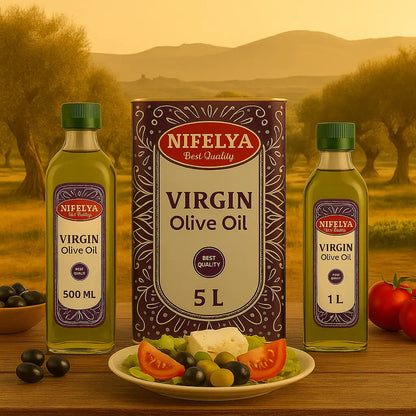 NIFELYA Virgin Olive Oil Set mit 500 ml, 1 l und 5 l – dekorativ präsentiert auf Holztisch mit Käse, Tomaten und Oliven vor Olivenhain bei Sonnenuntergang