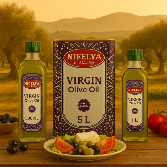 NIFELYA Virgin Olivenöl Set mit 500 ml, 1 l und 5 l Verpackungen auf rustikalem Holztisch vor mediterranem Olivenhain bei Sonnenuntergang.