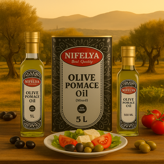 NIFELYA Olive Pomace Oil Set mit 500 ml, 1 l und 5 l, präsentiert auf rustikalem Holztisch mit Salat und Oliven im mediterranen Olivenhain bei Sonnenuntergang.